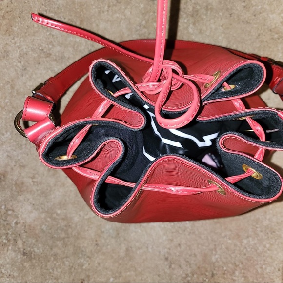 Pre loved authentic Louis Vuitton Epi red bucket style bag - Picture 8 of 10